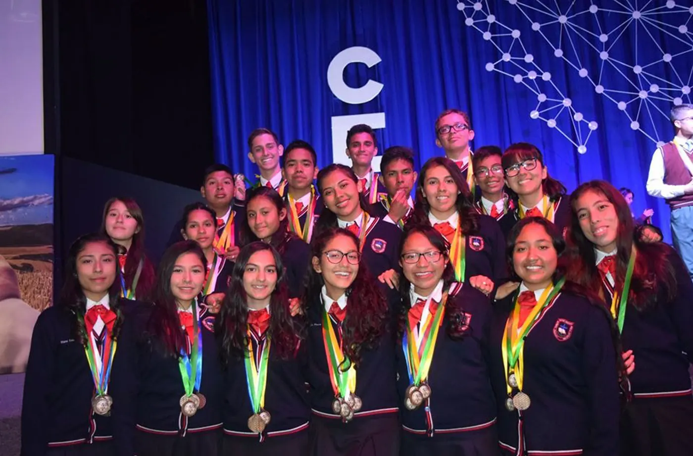 Alumnas y alumnos de CENCREA con uniforme y medallas en un escenario